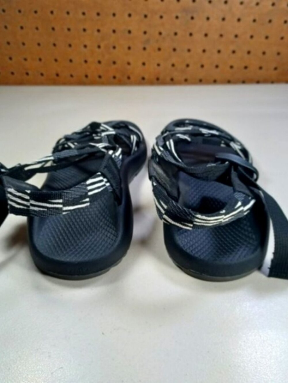 Chaco womens black an white strappy slingback hiking sandals 8 M EUC - Picture 3 of 5